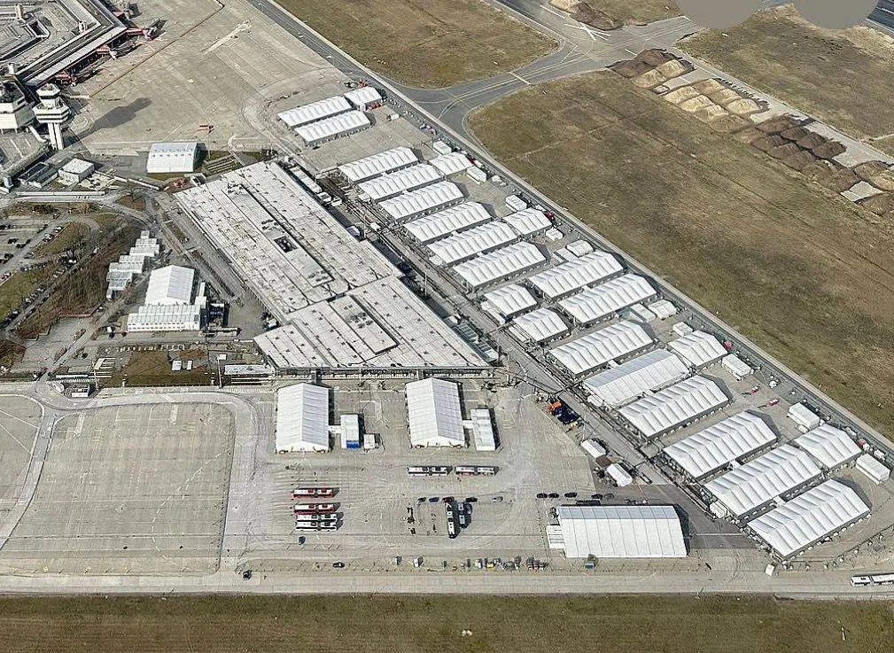 Notunterkunft Berlin-Tegel — 45.000 m² für 11.000 Geflüchtete.